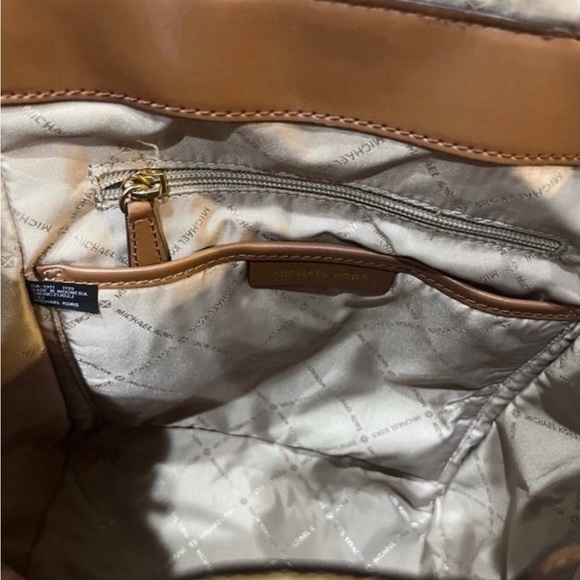 Michael Kors Evie Bag MK Monogram Backpack - Picture 5 of 6